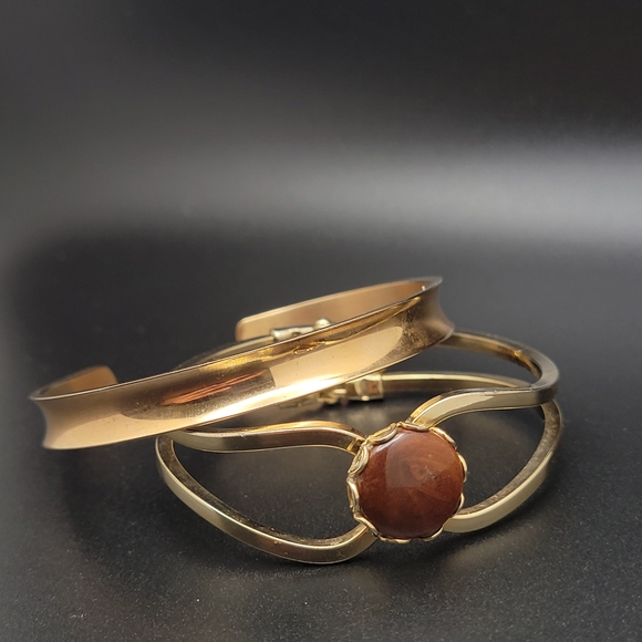 Elegant Gold Tone Bracelets 2 pcs - Picture 4 of 7